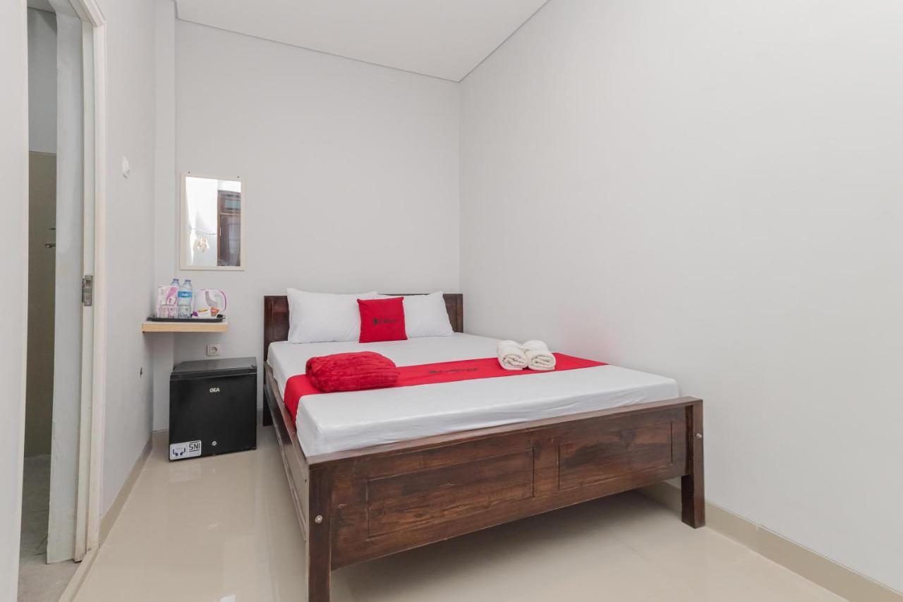 Reddoorz @ Gedangan Sidoarjo Hotel Exterior photo