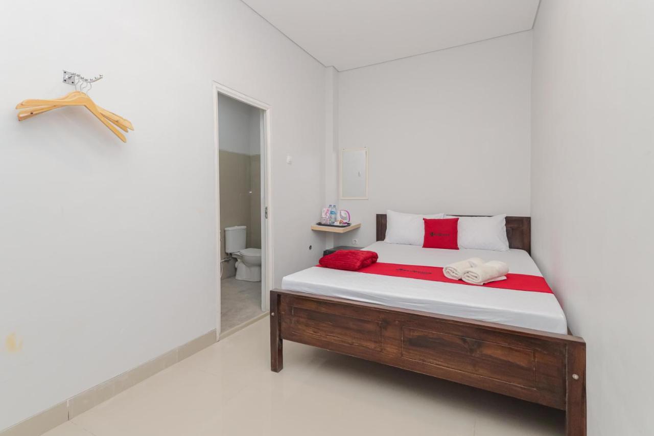 Reddoorz @ Gedangan Sidoarjo Hotel Exterior photo